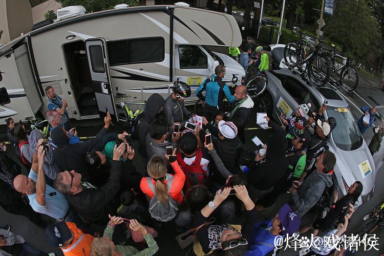 解雇难平众怒！奥维耶多球迷场外追责，200多人围堵卡里翁车子