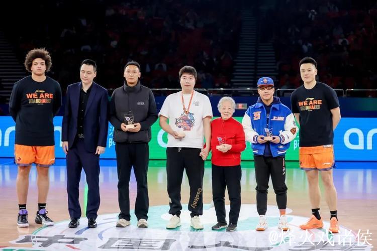 三十周年之夜,七连胜是最好的礼物:上海男篮大胜卫冕冠军,检验来得正是时候 三十周年之夜,七连胜是最好的礼物:上海男篮大胜卫冕冠军,检验来得正是时候